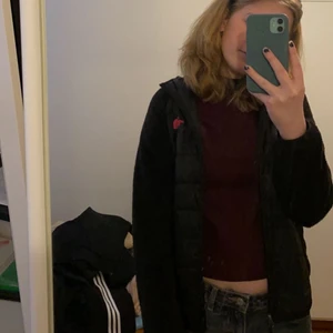 North face jacka - En tunn north face jacka i blandat material - Storlek XS/S - Köpare står för frakten! (Nypris runt 800kr)