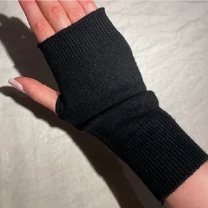 BUDGIVNING - Oanvända vantar, bud börjar på 60kr. De är töjbara 