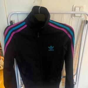 Adidas tröja - Säljer nu denna fina adidas kofta me massa olika färger på kommer inte till användning här hemma däröfr säljs den🤍 Pris kan diskuteras 🤍