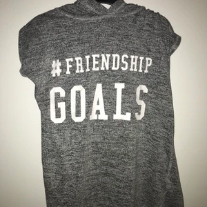 T-shirt - En fin grå t-shirt med tryck, luva och kors i ryggen. Väldigt bra skick. Kontakta mig för fler bilder. Priset kan diskuteras! 