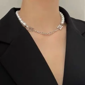 Jättefint pärlhalsband - Köpt ett halvår sen, aldrig använt jättefin skick! Supertrendig och snygg, elegant och coolt! Nypris 199. Skriv för fler detaljer<3 