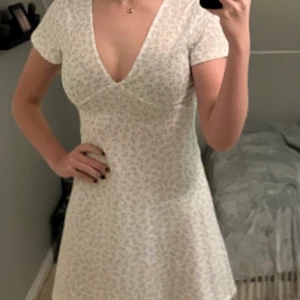 Blommig klänning  - Blommig klänning från Nelly med prislapp kvar. 