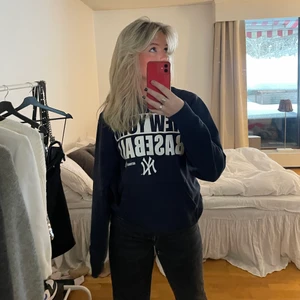 Hoodie - Säljer min favorithoodie för den tyvärr är för liten. New York Baseball tryck fram, den är i bra kvalitet. Storlek L men sitter mer som en S/M. Buda från 200❤️‍🔥 Den är köpt i New York och vet ej om den går att få tag på någon annanstans.