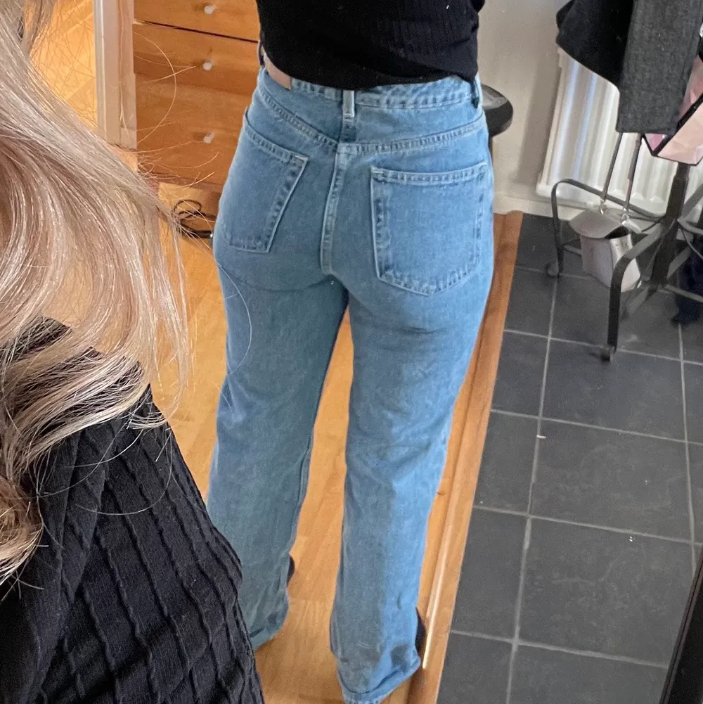 Jeans från Weekday, modell Rowe. Storlek W24L30, nyskick.. Jeans & Byxor.