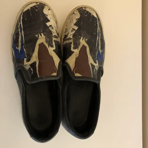 DKNY skor  - Skor i läder från DKNY. Väl använda men i bra skick. Sula behövs tvättas. 