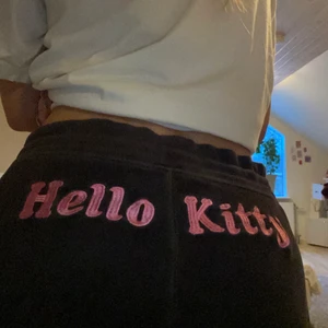 Hello Kitty sammetsbyxor - Desso coola 90-tals byxorna säljer för att dem är för korta för mig som är 177. Tyget är i sammet och liknar dem trendiga Juicy byxorna med tryck i svanken/på rumpan. Snörning där fram.💜 Skriv för fler bilder eller frågor:)) Pris kan diskuteras