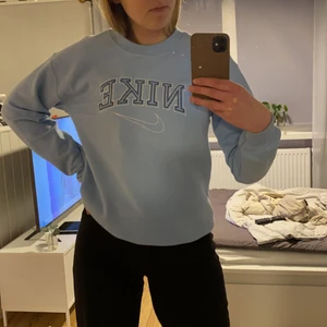 Nike sweatshirt  - Jättefin blå nike sweatshirt💙🤍 Den är inte äkta men märket är väldigt fint broderat och materialet är skönt. Köpt för ca 700kr men säljer nu för 200 då den inte längre kommer till användning! Säljer även en likadan i beige🤗