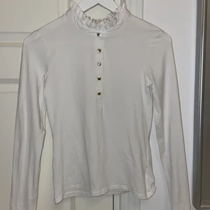 Vit fintröja  - En vit fin tröja som kan användas till vardags och mer fina tillfällen. Strl xs men skulle nog även passa S💖 Inga märken eller fläckar som ni ser på bilden💓🙌🏼