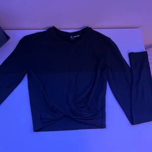 topp - säljer denna fina långärmade topp med en liten ”omlott” vid magen. super fin men kommer inte längre till användning.