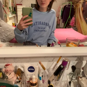 2st sweatshirts - En brun i storlek S och den blå i XS, är knappt använda då jag har annat jag hellre har på men dom är från shein och är i bra kvalitet. En för 30kr eller båda för 50kr.