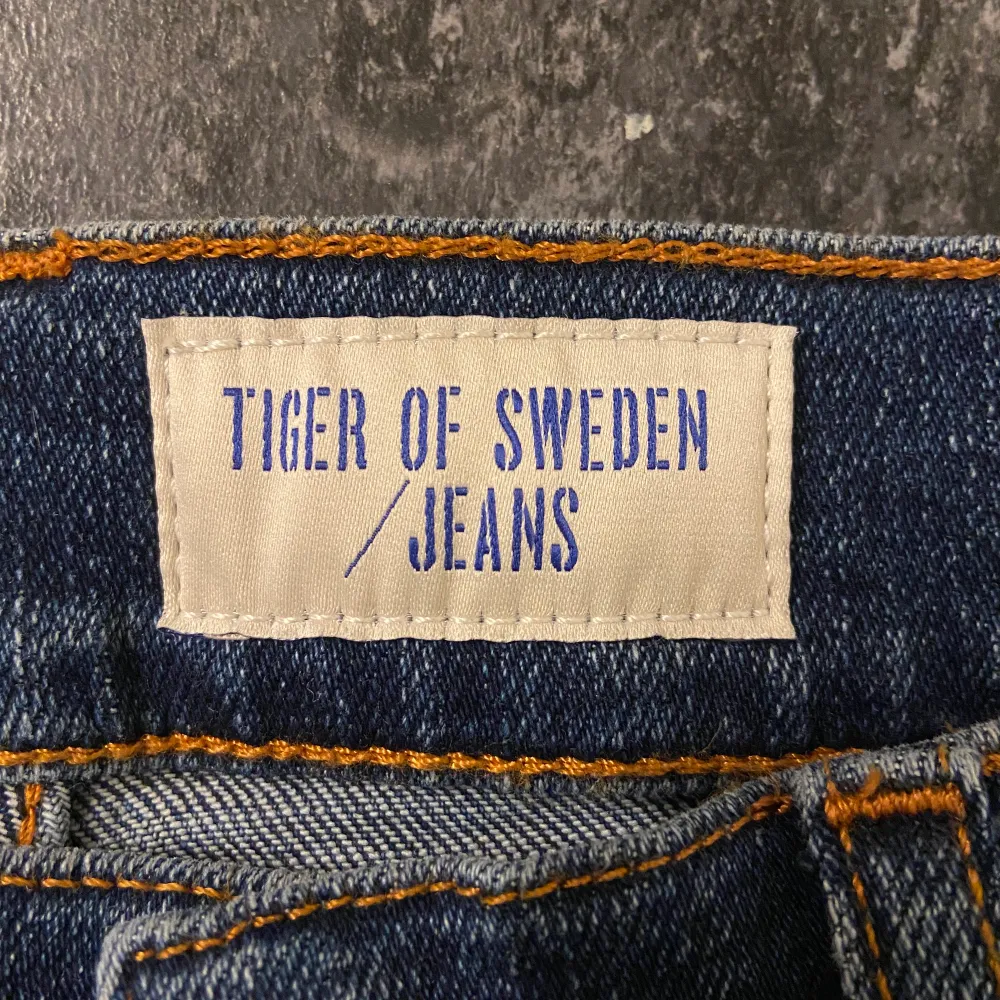 Helt nya jeans ifrån Tiger of Sweden i modell: Evolve , namn: Teng (hittas på baksidan av lappen på insidan till vänster, om du vill dubbelkolla att inte redan har samma tvätt) Slimfit jeans i stretch. Nypris: 1499:- , säljes för 50%. Dem är en aning större i midjan då jag egentligen är en 29 waist.  Rekommenderar spårbar frakt för bådas säkerhet , men självklart kan köparen välja om den ska skickas på valfritt sätt med. Kommer att skicka konfirmationer när plaggen är skickade.. Jeans & Byxor.