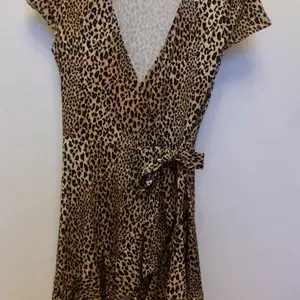 Leopard klänning med knyte från H&M, snygg till sommaren men passar även med svarta strumpbyxor.