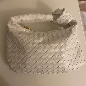 vit väska - Vit väska, som liknar bottega väskorna💓 Skriv för mer bilder