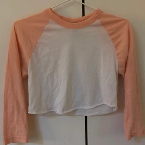 Långärmad croptop från American Apparel  - Långärmad rosa och vit croptop från American Apparel. Lite genomskinlig. 