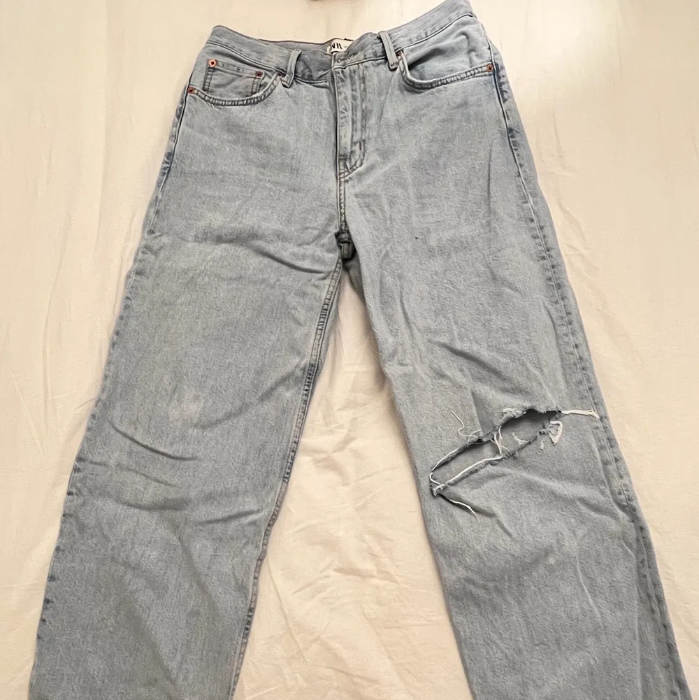 Ljusa jeans med hål vid ena knät från Zara. Storlek 36. Knappt använda så i väldigt fint skick! . Jeans & Byxor.
