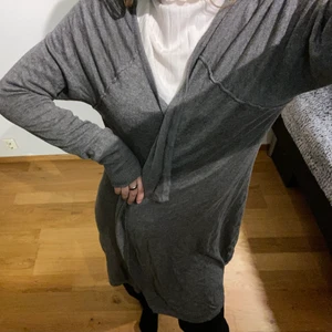 Mörkgrå kofta - Lång mörkgrå kofta från Ullared, storlek 40/42. 