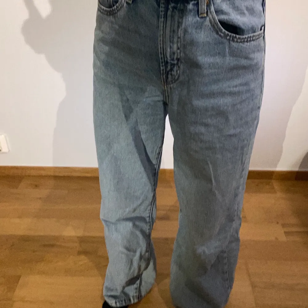 Ljusblåa jeans storlek 29/32 från only. Älskar längden på jeansen, är 173. Säljs pga förstora för mig i midjan. Jeans & Byxor.