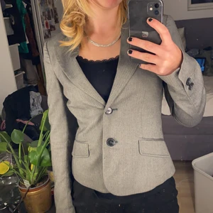 Grå kavaj  - Säljer denna söta figursydda grå kavaj. Skulle säga att den psssar XS-S bäst, ganska tajt i modellen. I jättefint skick! ❤️❤️skriv vid frågor❤️❤️