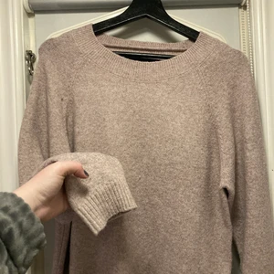 Stickad tröja  - Superfint stickad tröja från Vero Moda i en fin ljusrosa/gammelrosa färg. Inte sticksig eller något sådant. Använd 2 gånger så i bra skick