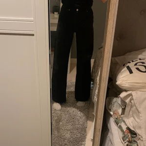Jeans  - Säljer dessa svarta raka jeansen från monki. Det på grund av att dom inte kommer till användning. 💞 Dom är i storlek w25 Dom är ganska långa på mig som är 1,74 men det går även att klippa dom om man är lite kortare. Nypris 400kr                   (Köpare står för frakt)