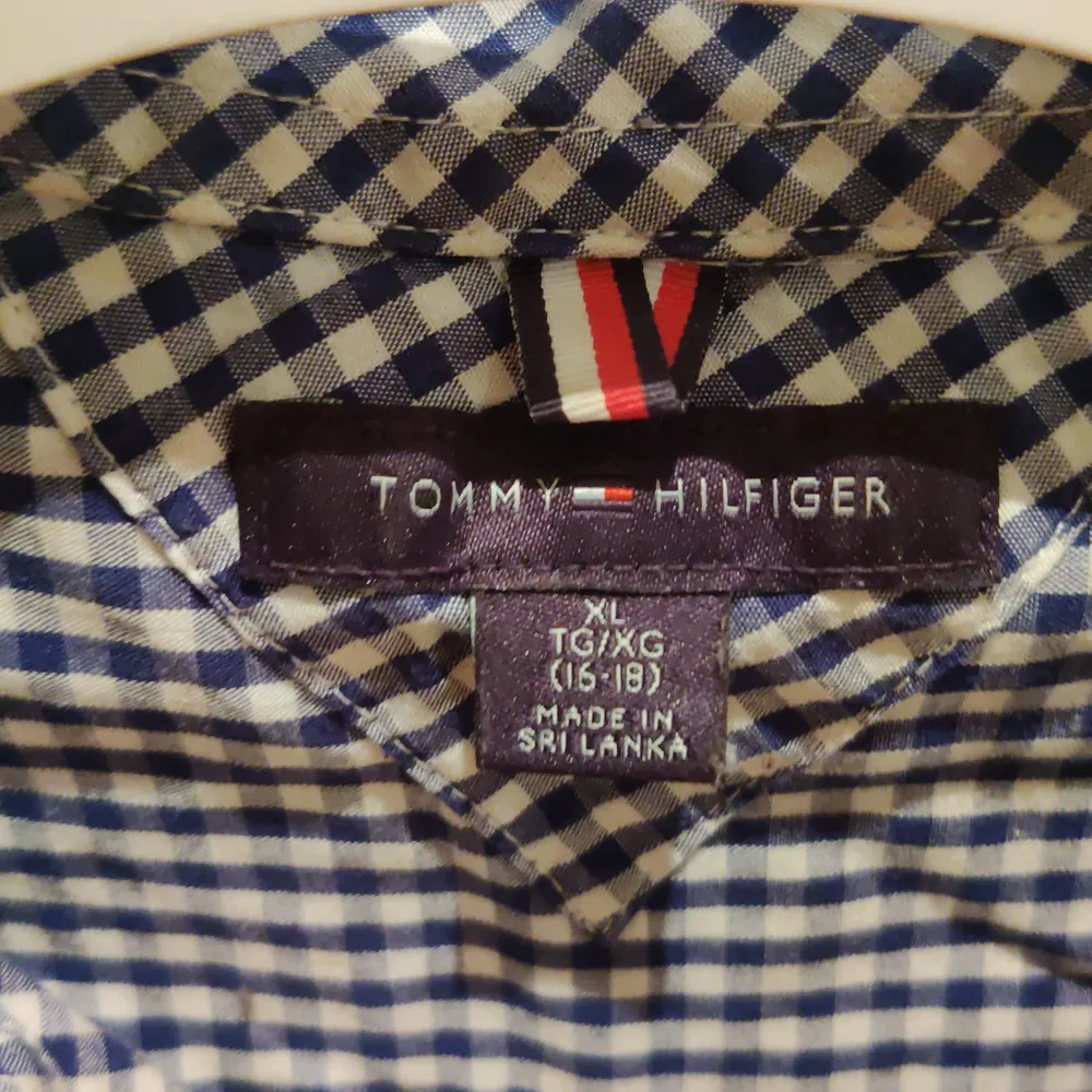 Säljer mig Tommy Hilfiger skjorta då ja inte använder den längre, storlek S/M. Gratis frakt om snabb deal. Skjortor.