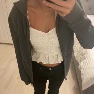 Zip hoodie - Jättemysig i princip oanvänd zip hoodie, som ny och fluffet inuti är lika mysigt som vid nyköp😍❤️ den är köpt på herravdelningen i storlek XS, alltså betydligt större än en dam-XS💕