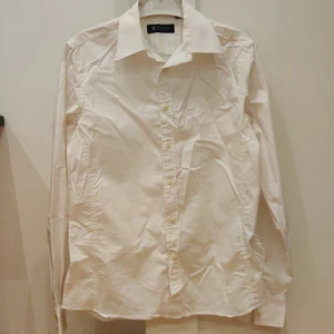 Tiger of Sweden skjorta  - Tja, säljer nu min tiger of Sweden, vit skjorta. Storlek skulle jag säga medium. Kom med bud. Gratis frakt kan lösas om snabb deal