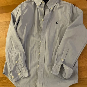 Ralph Lauren skjorta stl 168 - Fin skjorta till kille endast använd 2 ggr. 