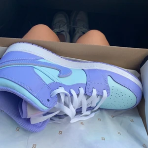 Jordan 1 mids  - Använda ett fåtal gånger så ny skick, storlek 40, passar storlek 39/40. Köpta för 2300kr på Pardon my kicks i Göteborg. 