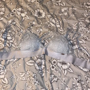 Grå bh/topp - Grå bh/topp skulle tro att det är en 38. Använd få gånger då kupan är något liten