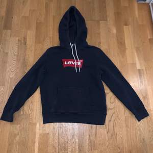 Säljer min blåa levis hoodie. Köpt för 700 kr. Inte använt så jättemycket.