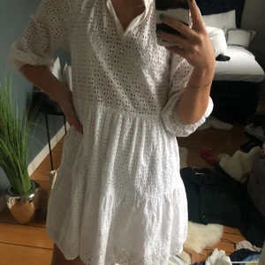 Vit broderie anglaise klänning - En vit klänning från ett av Lindex egna märken 