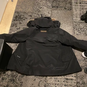 Canada Goose  - Oanvänd Canada Goosejacka stl: L Äkta direkt från kanada. Saknar tyvärr kvitto men har Scan kod som sitter fast på själva jackan och en dustbag till jackan. Vill sälja pga fel storlek. Pris kan diskuteras 