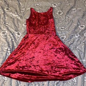 Röd sammetsklänning  - Röd sammetsklänning i strl 34 passar även 36 kanske 38. Endast använd en julafton.