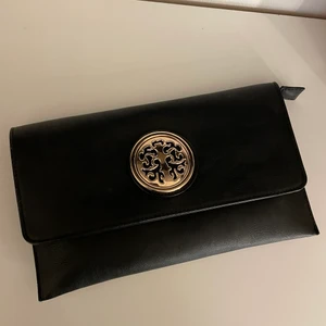 Kuvertväska - Säljer min helt oanvända kuvertväska, inget specifikt märke! Köptes för över 1 år sedan så kvittot är slängt tyvärr, men den är köpt på en butik i Västerås. 60kr exklusive frakt🥰