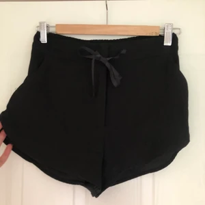 Tygshorts  - Svarta tyg shorts, i kostym material. Bra skick, endast använda fåtal gånger. Säljer pga kommer inte till användning 