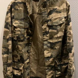 NA-KD jacka  - Jacka från NA-KD, använd runt 3 gånger. Jag skulle säga att den är som ny. Jätte fin passform och skönt material. Passar de i storlek S och M. Går att skicka och då tillkommer frakten.