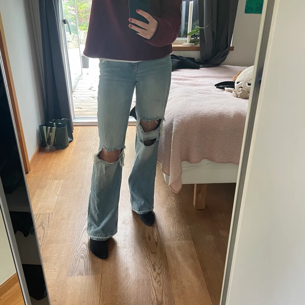 Säljer mina raka jeans från zara då jag har ett par liknande redan. Jag är 174 och de är perfekt i längd för mig. De är i stl 34 men materialet är ganska stretchigt så skulle nog passa större storlekar också 💞😇. Jeans & Byxor.