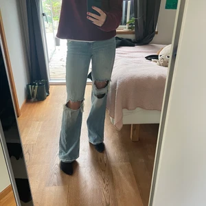 Straight jeans - Säljer mina raka jeans från zara då jag har ett par liknande redan. Jag är 174 och de är perfekt i längd för mig. De är i stl 34 men materialet är ganska stretchigt så skulle nog passa större storlekar också 💞😇