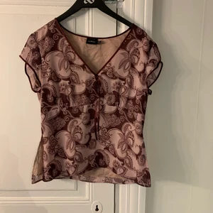 Mönstrad Blus - Superfin blus som är köpt på Plick🥰, tyvärr för liten för mig därför säljer jag den😢 köparen står för frakt:)