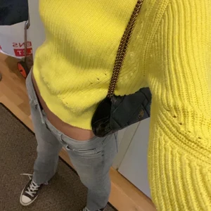 Gul stickad tröja - Gul stickad tröja från Mango. Storlek S men sitter mer som en XS. Köparen står för frakten. 