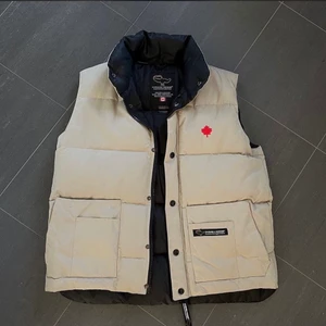 Canada Goose Väst - Säljer min älskade vintage Canada Goose väst! Västen är i storlek XS men passar XS-M det beror på hur du vill att den ska sitta!🥰 Hör av er om ni önskar fler bilder på plagget!💛💛HÖGSTA BUD: 650kr! Köp direkt för 800kr 