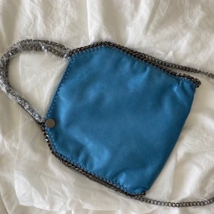 Stella väska  - Helt ny Stella liknade väska (lånade bilder) om Flera är intresserade blir det budgivning❤️ Köp direkt 700+frakt BUD: 550kr