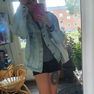 Levis jeansjacka - Jeansjacka levis 90 tal. Oversize. Storlek l. Sliten och fläckig 💕