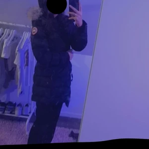 Canada goose  - Säljer min Canada goose jacka i storlek XS/S. Den är i bra skick förutom att en knapp har lossnat. Pris kan diskuteras vid snabbt köp. 