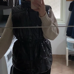 Boohoo väst / svart glansig - Väst från Boohoo i storlek M, men passar mig som vanligtvis har S. Jättebra skick, knappt använd. 
