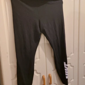 Nike leggins i skönt tyyg!  - Nike tights med Nike skrivet längs vänstra benet. Storlek XL, aldrig använd 