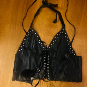 Skinn(fake) topp - Väldigt fin topp som är custom made från Sverige, storlek xs-s. Bra skick! Magkort. Knappt använd av mig. I imitations skinn. Märke, skintightrebel 