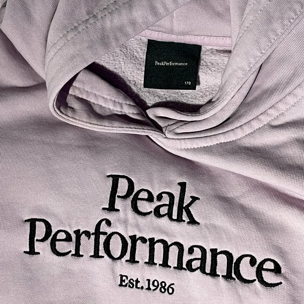 Säljer denna Peak Peformance hoodie. det förekommer tyvärr inte så bra på bild men hoodien är mer åt det ljusrosa hållet i verkligheten. Använt endast 2 gånger.❤️. Hoodies.