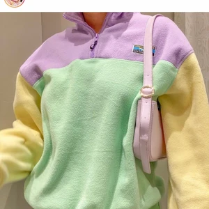 Färgglad fleecetröja  - Säljer denna färgglada fleece med half zip köpt från Junyard. Använd fåtal gånger så den är i nyskick. Nypris 499kr